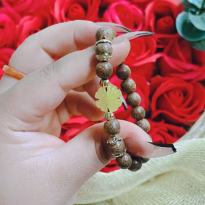 Vòng Tay Trầm Hương Tốc Thiên Nhiên Phối Cỏ Bốn Lá Ngọc Cẩm Thạch Vàng - Thắng Giang