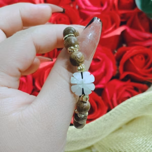 Vòng Tay Trầm Hương Tốc Phối Cỏ Bốn Lá Cẩm Thạch Trắng Thiên Nhiên - Thắng Giang