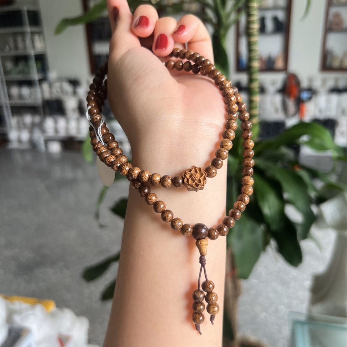 Vòng Tay Trầm Hương Tốc Thiên Nhiên 108 Hạt Phối Sen - Thắng Giang - Ảnh 6