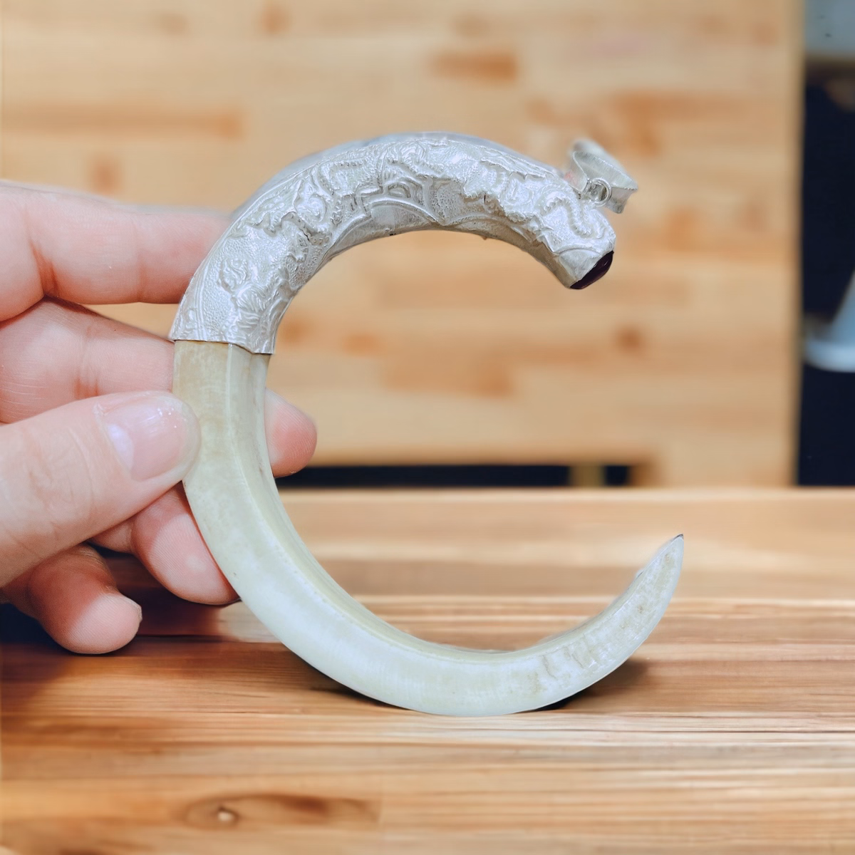 Mặt Dây Chuyền Nanh Heo Thật Bọc Bạc Ta Cổ - Thắng Giang