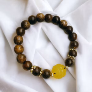 Vòng Tay Trầm Hương Rùng Lào Thiên Nhiên Phối Cỏ Bốn Lá Cẩm Thạch Vàng - Thắng Giang