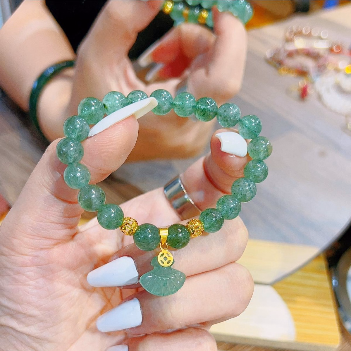 Vòng Tay Thạch Anh Dâu Tây Xanh Phối Charm Vàng Tây 10 Kara - Thắng Giang