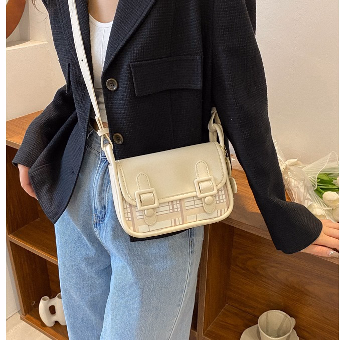 Túi Xách Nữ Đeo Chéo Đeo Vai Thời Trang Kẻ Tặng Kèm Móc Hoa Dễ Thương - Larita Fashion - Ảnh 6