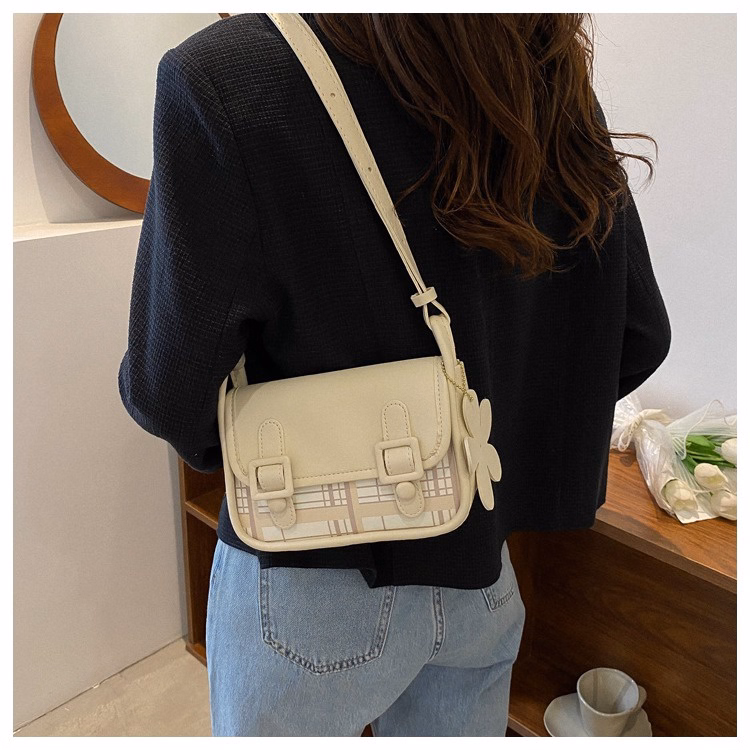 Túi Xách Nữ Đeo Chéo Đeo Vai Thời Trang Kẻ Tặng Kèm Móc Hoa Dễ Thương - Larita Fashion - Ảnh 5