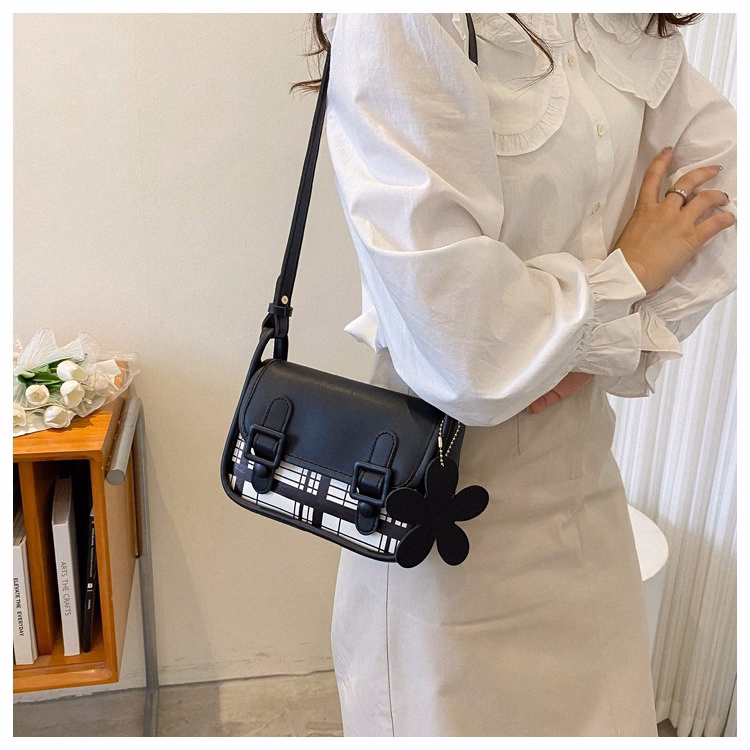 Túi Xách Nữ Đeo Chéo Đeo Vai Thời Trang Kẻ Tặng Kèm Móc Hoa Dễ Thương - Larita Fashion - Ảnh 9