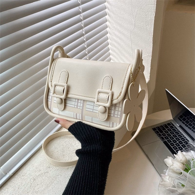 Túi Xách Nữ Đeo Chéo Đeo Vai Thời Trang Kẻ Tặng Kèm Móc Hoa Dễ Thương - Larita Fashion - Ảnh 3