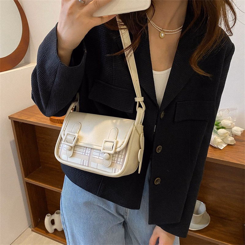 Túi Xách Nữ Đeo Chéo Đeo Vai Thời Trang Kẻ Tặng Kèm Móc Hoa Dễ Thương - Larita Fashion - Ảnh 8