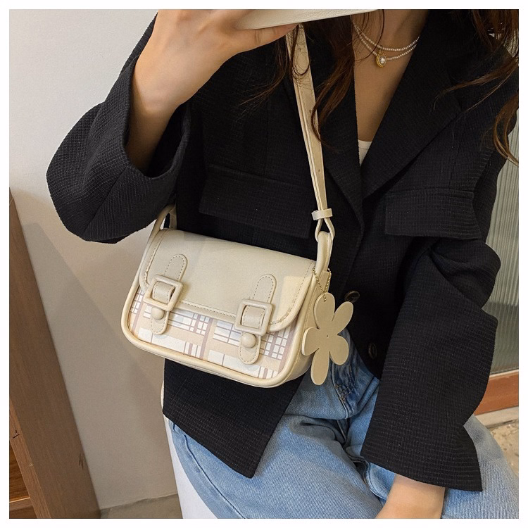 Túi Xách Nữ Đeo Chéo Đeo Vai Thời Trang Kẻ Tặng Kèm Móc Hoa Dễ Thương - Larita Fashion - Ảnh 10