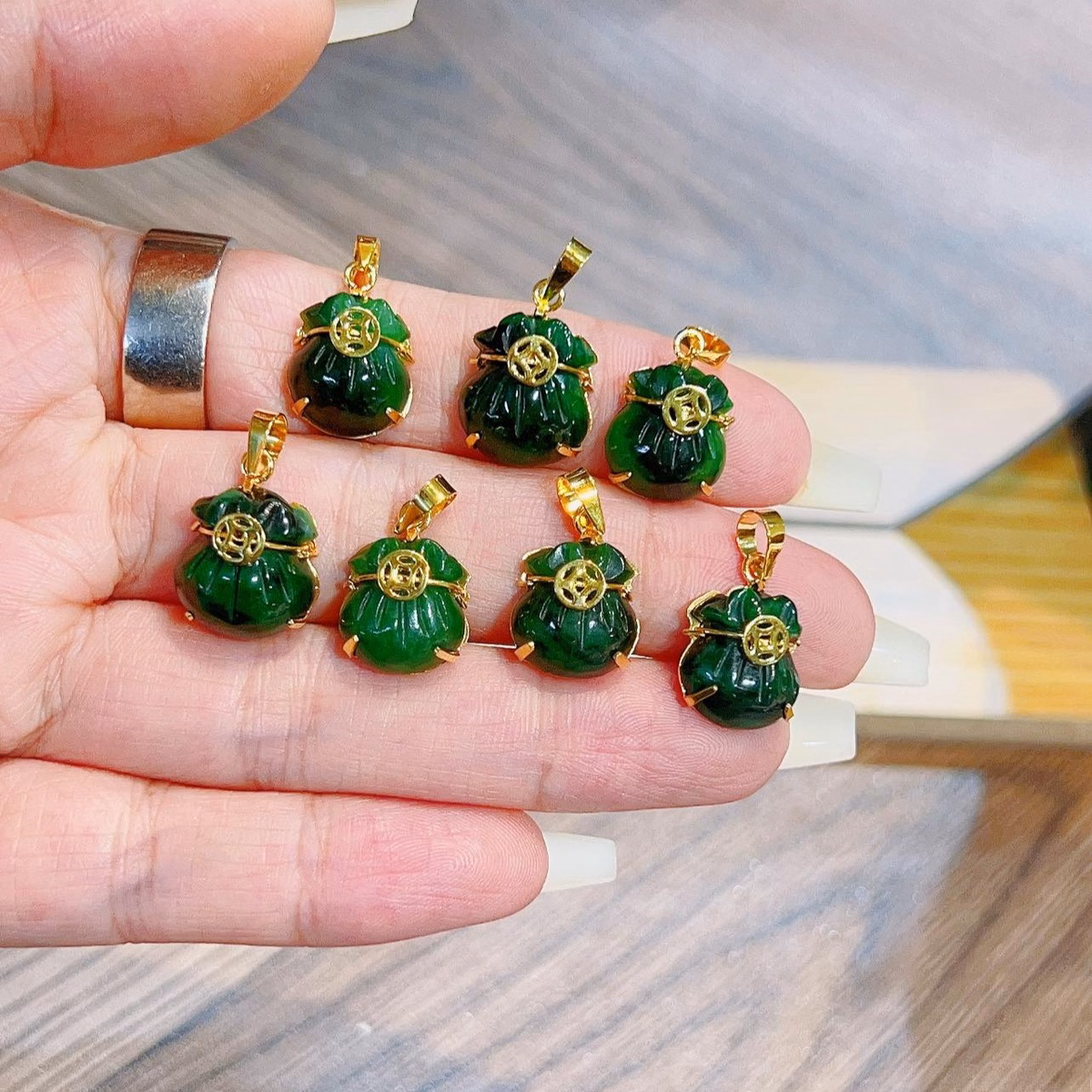 Mặt Dây Chuyền Túi Tiền Ngọc Cẩm Thạch Sơn Thủy Thiên Nhiên Bọc Vàng - Thắng Giang