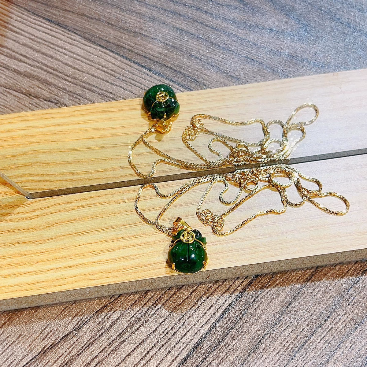 Mặt Dây Chuyền Túi Tiền Ngọc Cẩm Thạch Sơn Thủy Thiên Nhiên Bọc Vàng - Thắng Giang - Ảnh 3