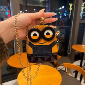 Túi Đeo Chéo Fullbox Hình Minion Ngộ Nghĩnh Đáng Yêu Kèm Hộp Dễ Thương 45 - Larita Fashion