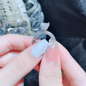 Nhẫn Bạc Ý Đính Đá Xi Bạch Kim Đá Chủ 7 Ly - Thắng Giang