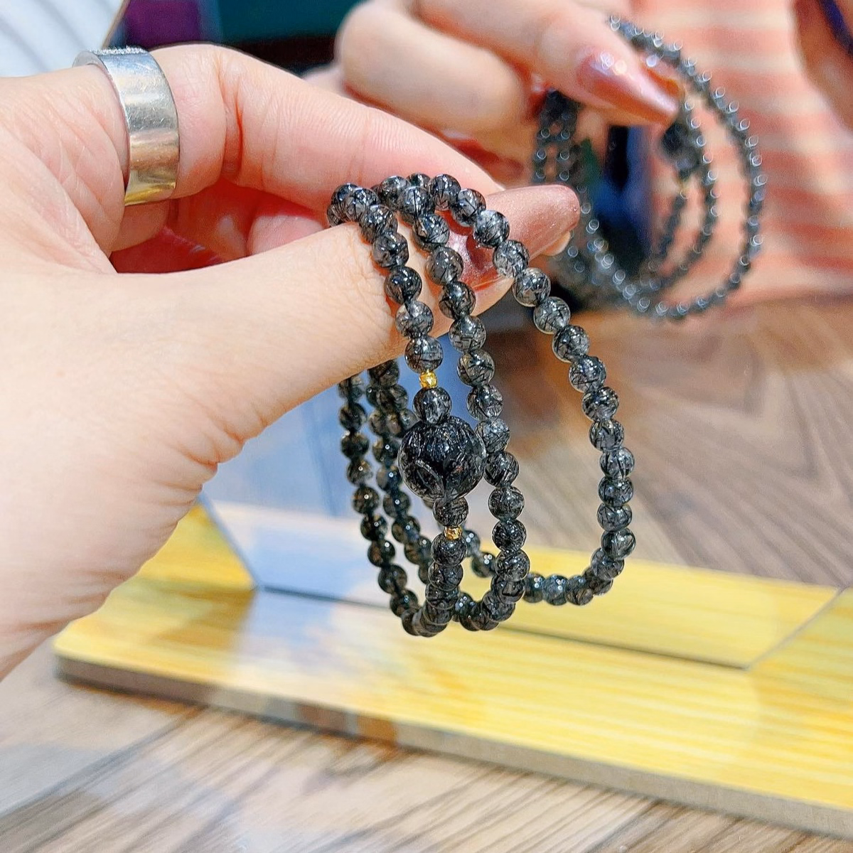 Vòng Tay Sen Thạch Anh Tóc Đen Mix Bi Vàng Tây 10 Kara - Thắng Giang