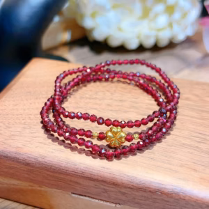 Vòng Tay Ngọc Hồng Lựu Phối Charm Cỏ Bốn Lá Vàng Tây 10 Kara - Thắng Giang