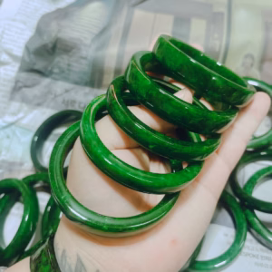 Vòng Tay Ngọc Cẩm Thạch Xanh Bản Vuông Thiên Nhiên - Thắng Giang