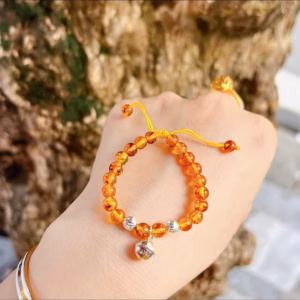 Vòng Tay Hổ Phách Hoa Bay Thiên Nhiên Gắn Chuông Bạc Ta Cho Bé - Thắng Giang