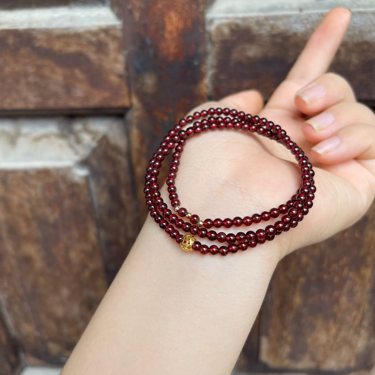 Vòng Tay Ngọc Hồng Lưu Phối Charm Vàng Tây 10 Kara - Thắng Giang - Ảnh 2