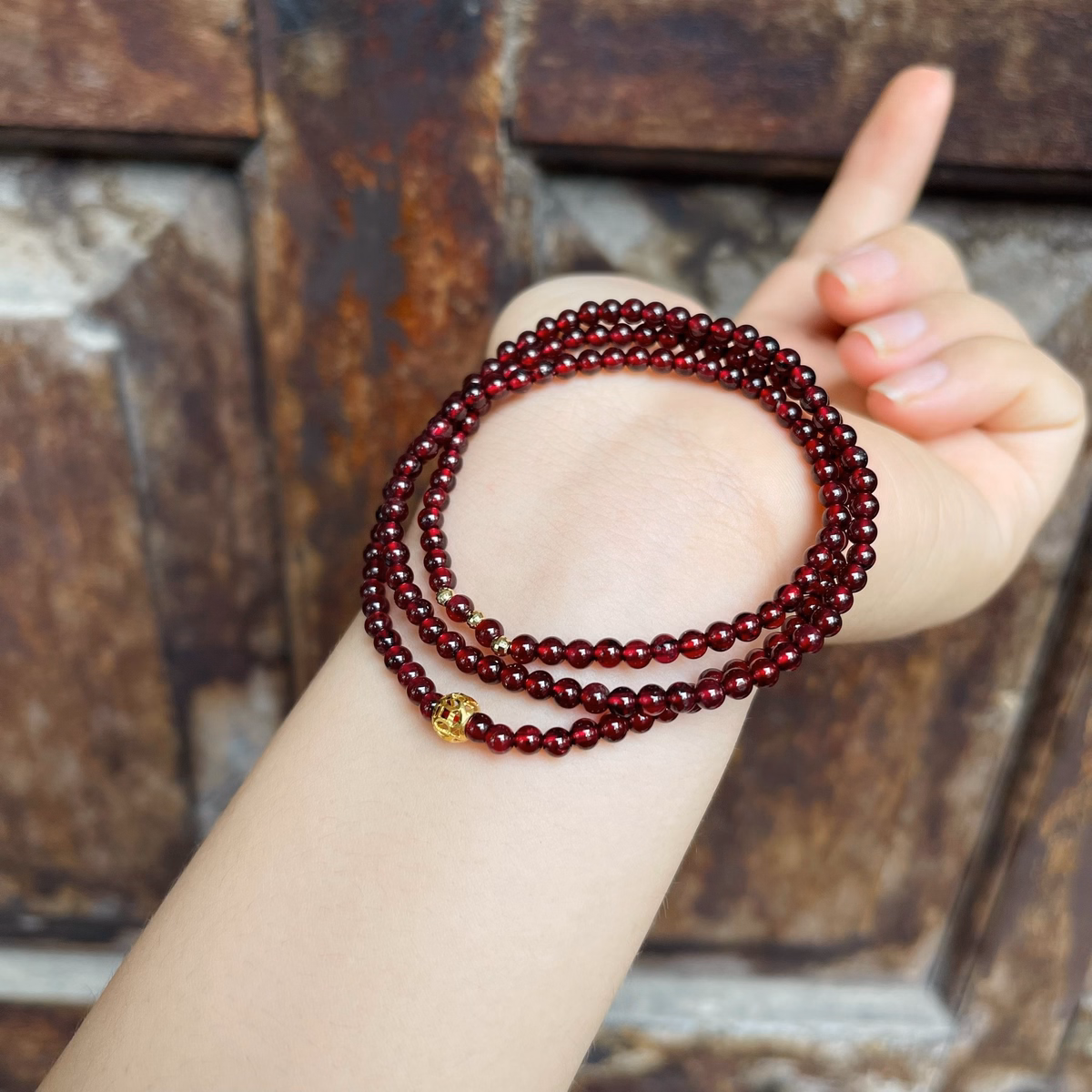 Vòng Tay Ngọc Hồng Lưu Phối Charm Vàng Tây 10 Kara - Thắng Giang